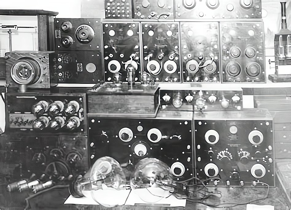 Rife era No. 3 ray device and accessories